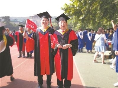 圖為李德仁（右）和學生肖雄武的合影。 肖雄武供圖