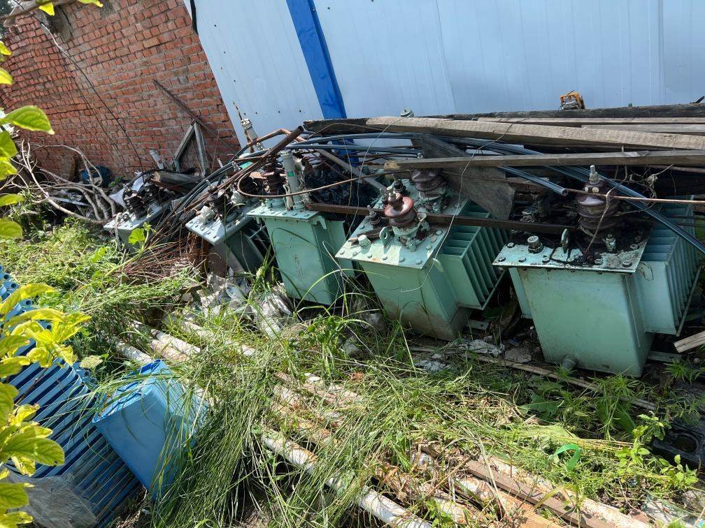 存放在農(nóng)戶家中的變壓器。新華社記者董寶森攝