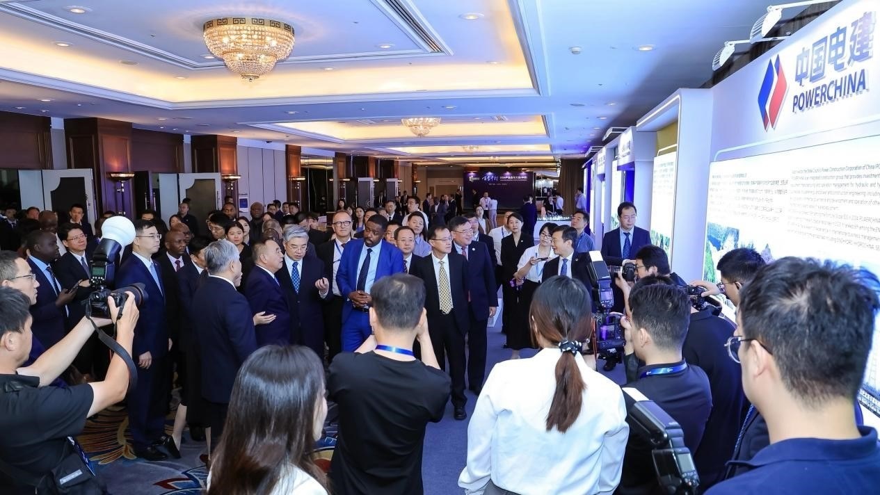 與會(huì)嘉賓參觀主題展覽。主辦方供圖