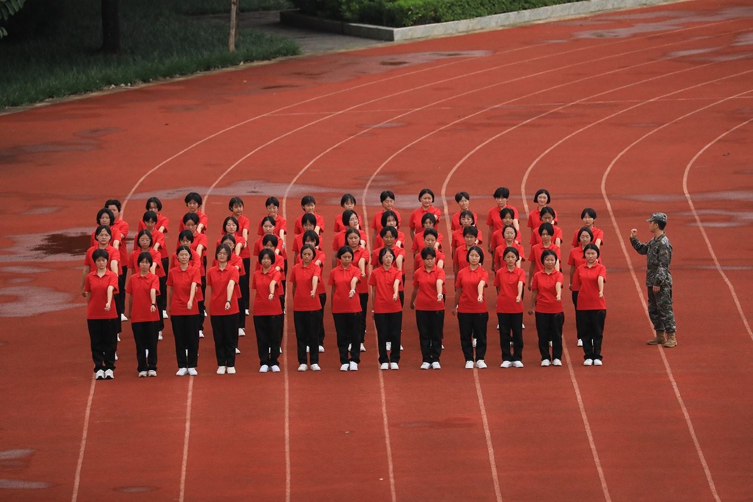 華坪女高2024級(jí)新生軍訓(xùn)。華坪縣融媒體中心供圖