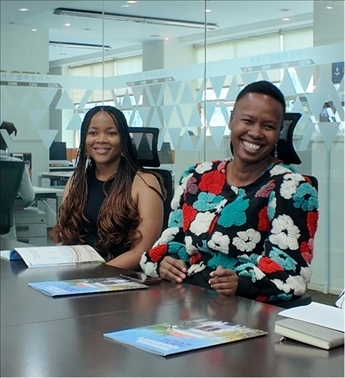 支隊成員在CGTN非洲總站與當?shù)赜浾呓涣?。穆瑞瑩攝