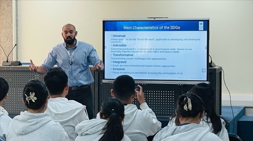 聯(lián)合國內羅畢辦事處的工作人員為支隊成員講解可持續(xù)發(fā)展目標。林源攝