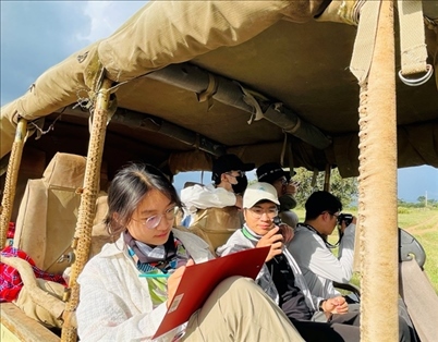 支隊成員開展長頸鹿監(jiān)測國際志愿工作。林源攝