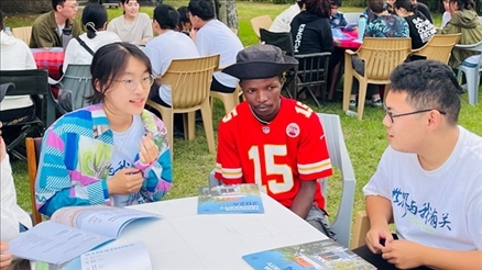 支隊成員在青年論壇上與世界各地的志愿者交流。 林源攝