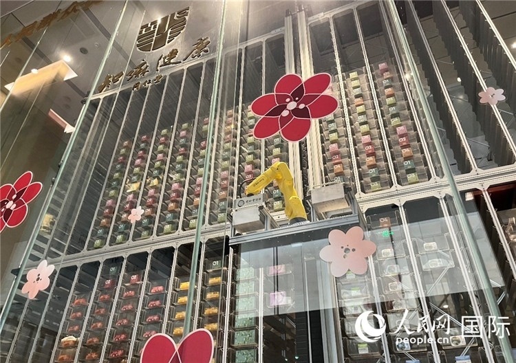 6. 機械臂正在取貨。（人民網(wǎng)記者陳思 攝）