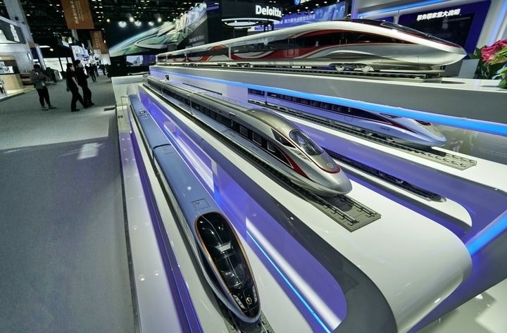 2024年9月11日拍攝的國(guó)家會(huì)議中心會(huì)場(chǎng)內(nèi)的展臺(tái)。新華社記者 李欣 攝