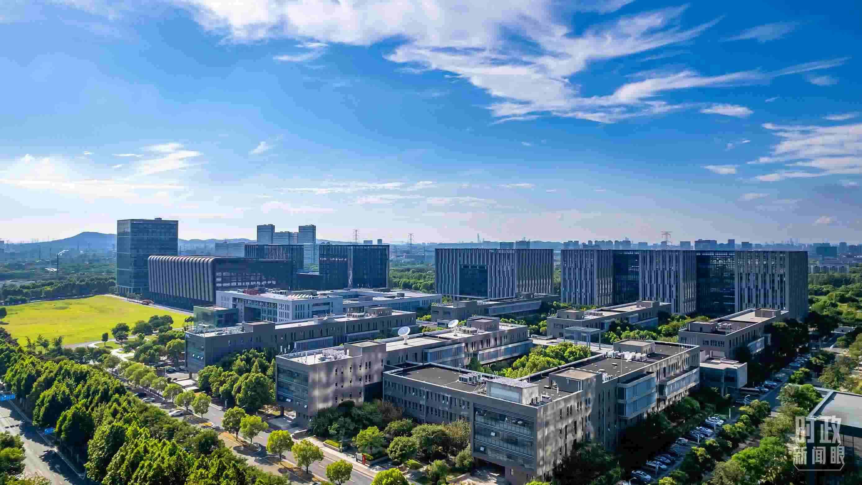  △2023年7月，習近平調(diào)研南京紫金山實驗室，強調(diào)要為實現(xiàn)高水平科技自立自強立下功勛。（圖/視覺中國）