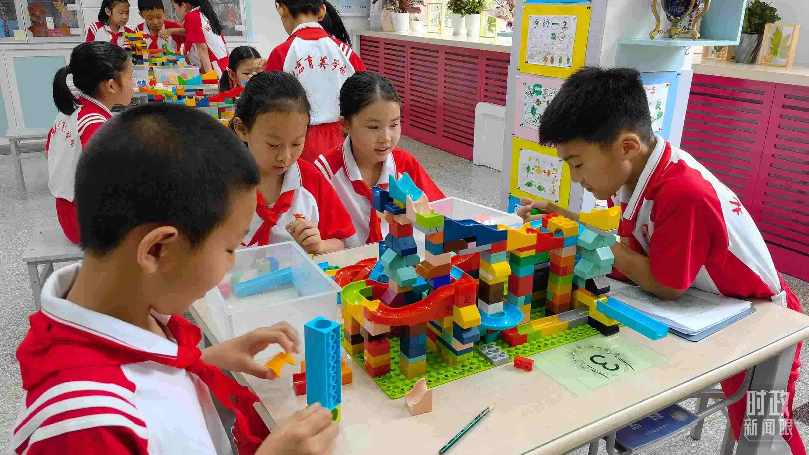  △這是北京育英學校的科學教室。2023年5月，習近平在這里調(diào)研時，希望同學們從小樹立“科技創(chuàng)新、強國有我”的志向。（總臺央視記者石丞拍攝）