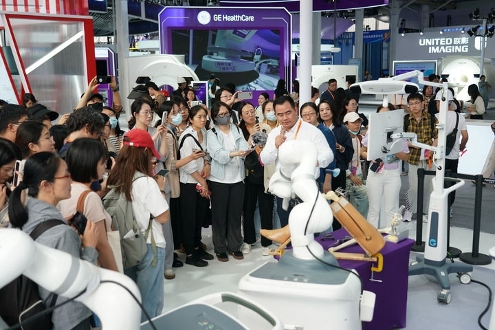 2024年9月11日，記者在服貿(mào)會(huì)首鋼園區(qū)健康衛(wèi)生服務(wù)館采訪。新華社記者 張晨霖 攝