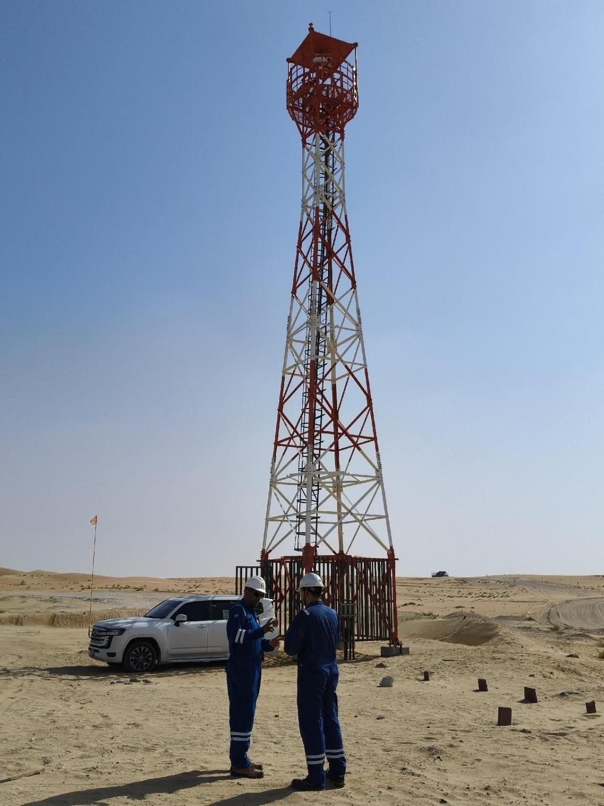 工作人員在調(diào)試紅外線氣體監(jiān)測(cè)及智能預(yù)警系統(tǒng)。振華石油供圖