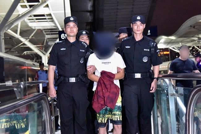 一名潛逃柬埔寨的犯罪嫌疑人被押解回國。公安部供圖