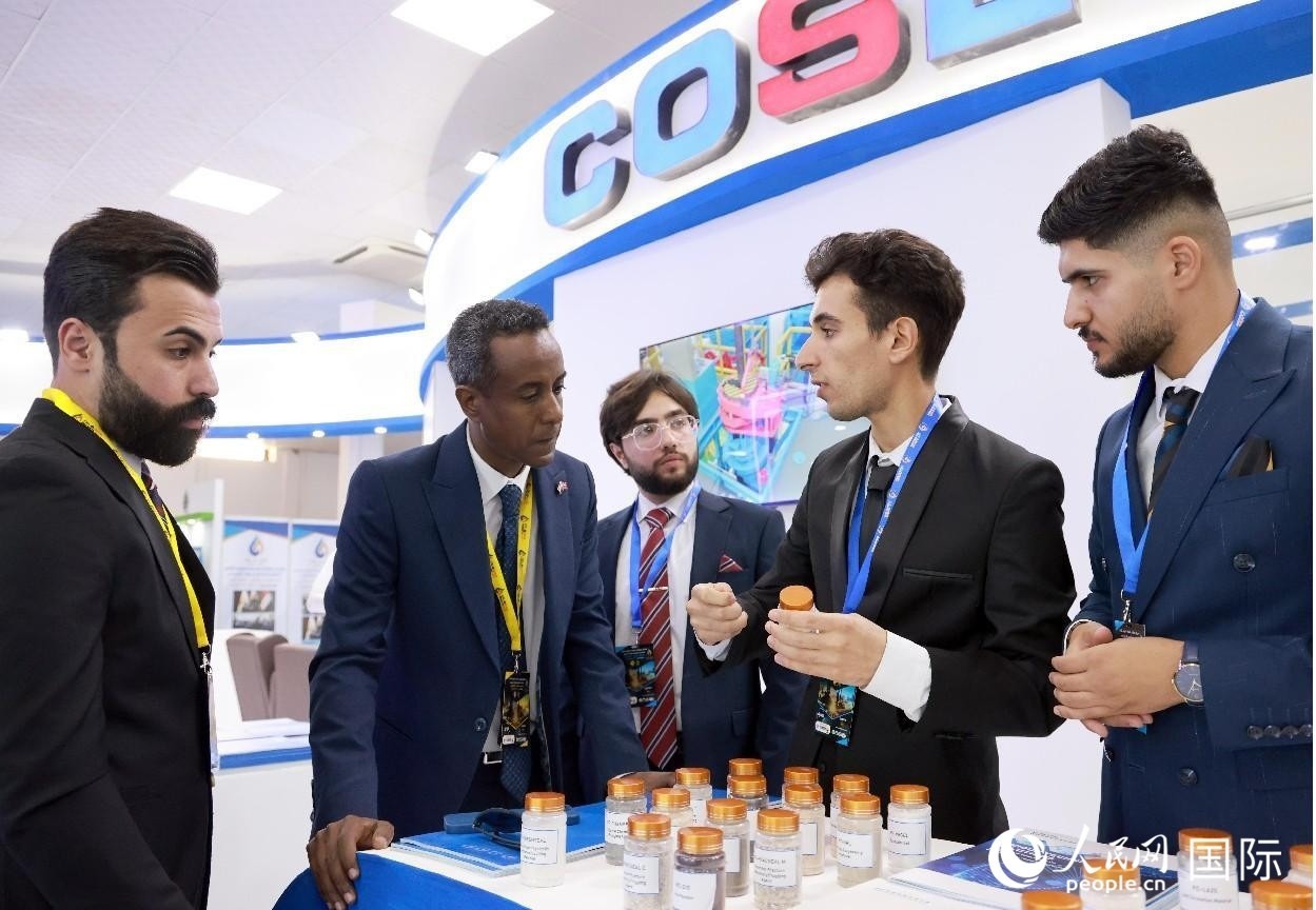 圖為中海油服工作人員在介紹產品。人民網記者 管克江攝