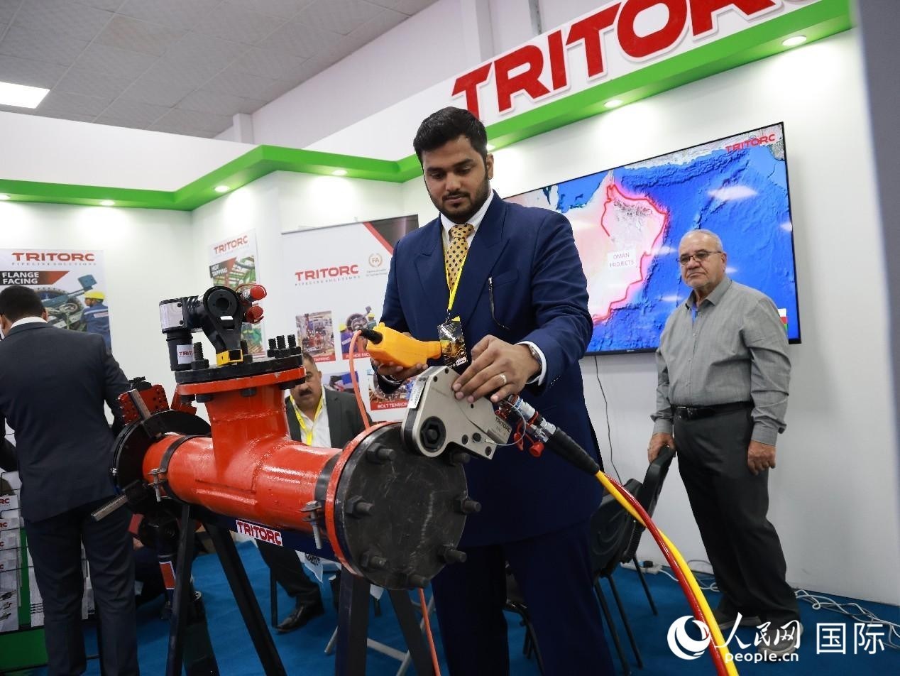 圖為一家油企工作人員在演示儀器操作。人民網記者管克江攝