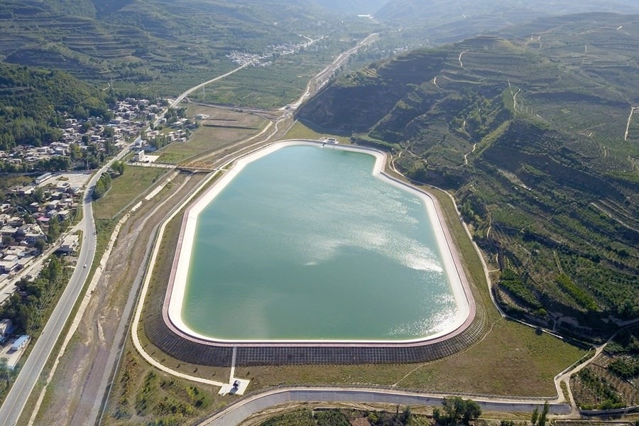 這是在天水市拍攝的已投用的天水城區(qū)引洮供水工程楊家灣調(diào)蓄水池（無人機照片）。新華社記者 范培珅 攝