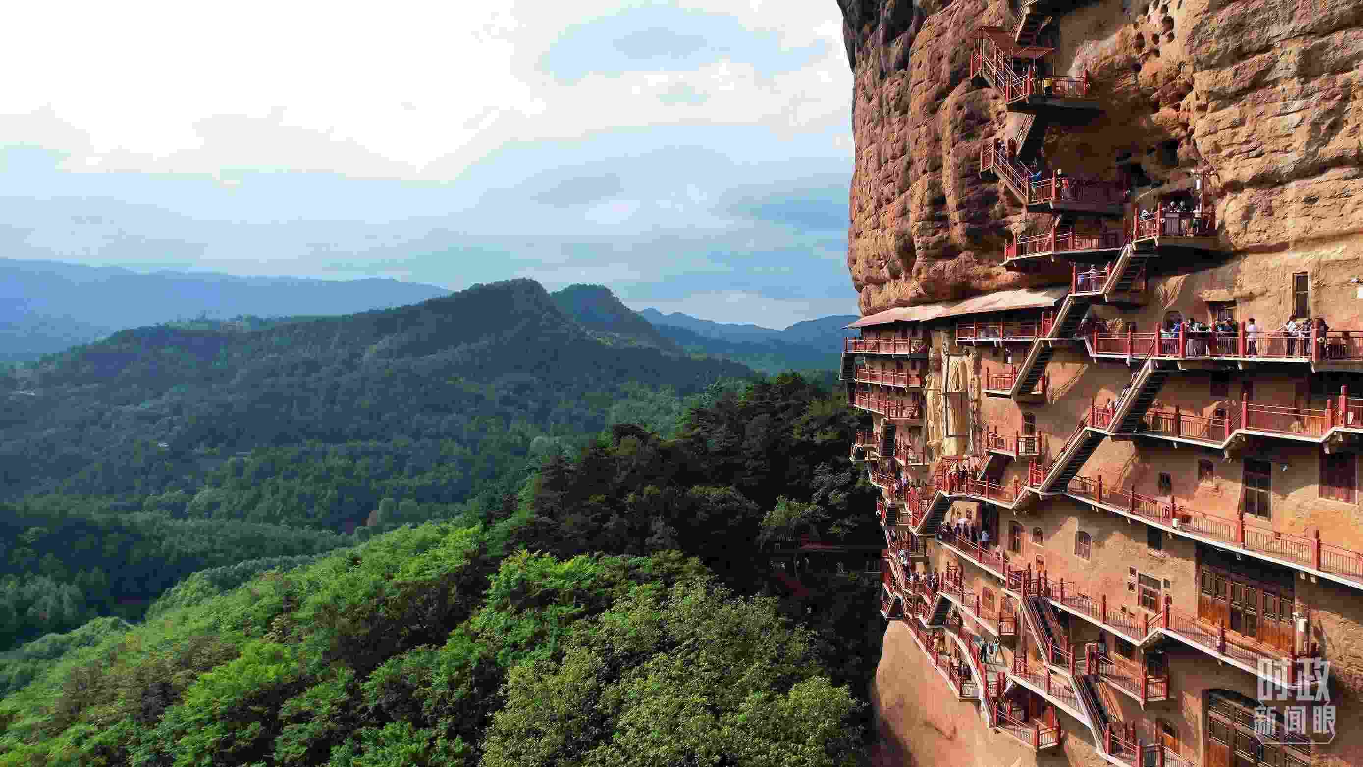 △ 麥積山石窟。（總臺(tái)記者馬凌峰拍攝）