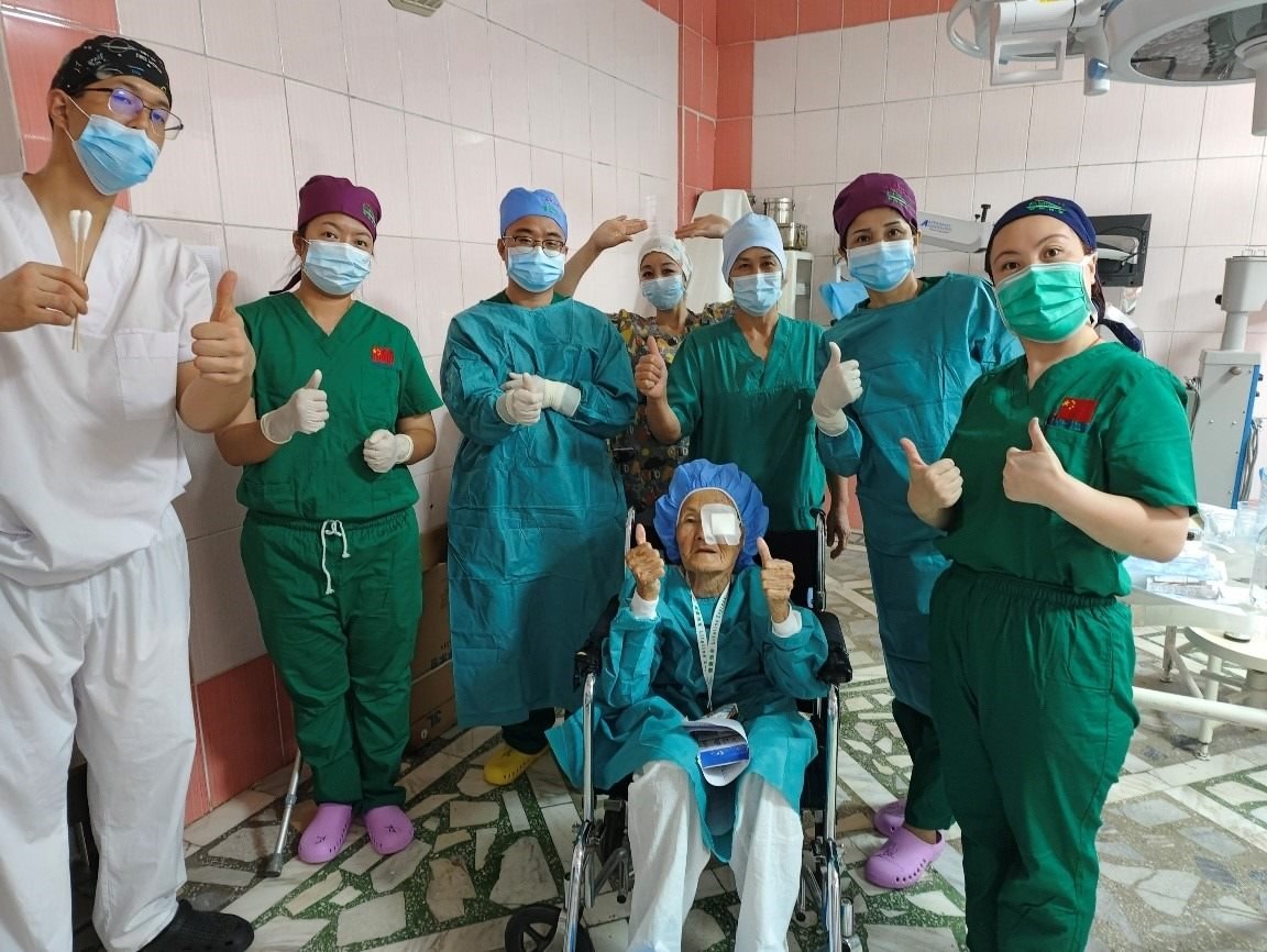 中方醫(yī)療團隊與患者術(shù)后合影 健康快車光明行項目供圖