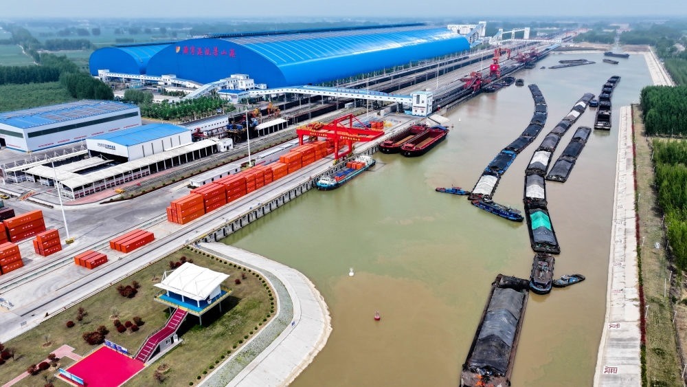 2024年4月24日，船舶行駛在山東濟寧港航梁山港航道上（無人機照片）。近年來，山東省加快構(gòu)建沿黃陸海大通道，有效促進黃河流域各省區(qū)物流降本增效，實現(xiàn)更高水平對外開放。