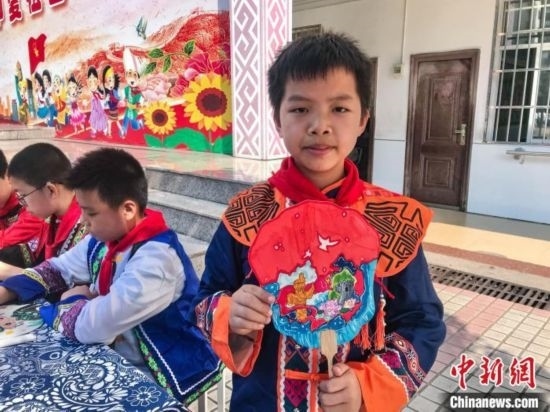 翠竹小學(xué)學(xué)生展示自己繪制的團(tuán)扇作品。蔣豐慧 攝