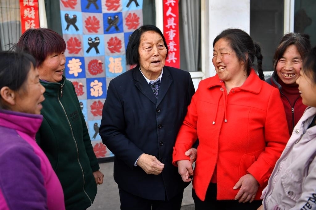 2019年3月23日，申紀(jì)蘭（左三）在山西省平順縣西溝村與村民分享全國兩會精神。新華社記者 曹陽 攝