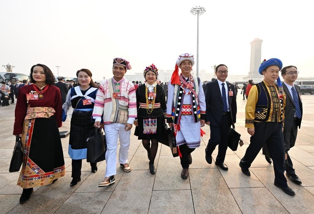 2023年3月5日，第十四屆全國人民代表大會第一次會議在北京人民大會堂開幕。這是全國人大代表走向會場。新華社記者 陳益宸 攝