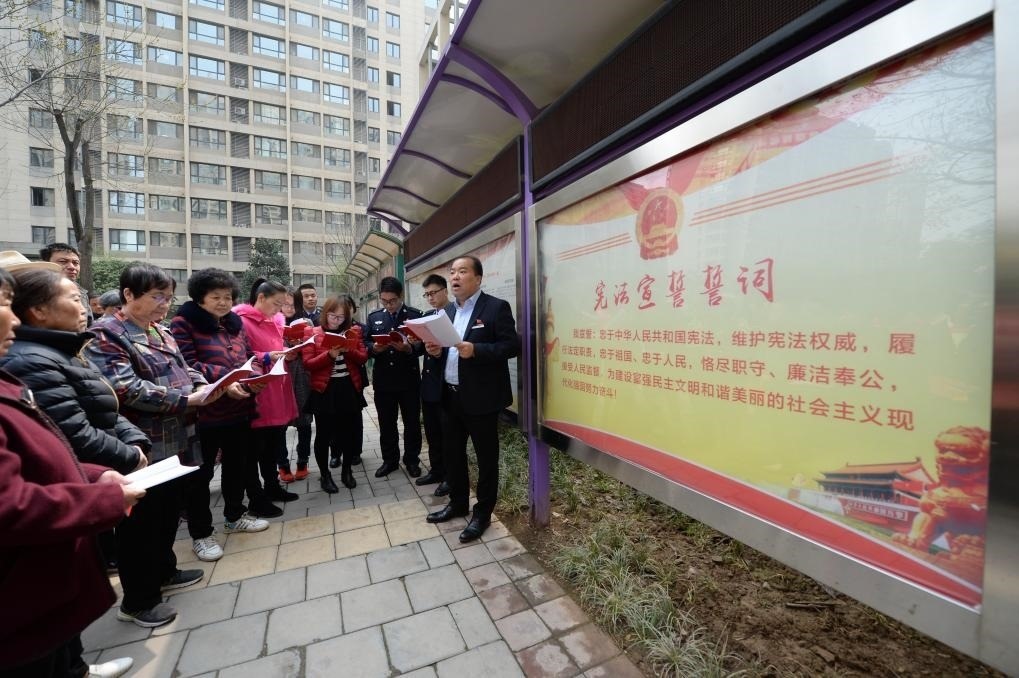 2018年3月20日，陜西寶倫律師事務(wù)所專職律師白銀濤（右一）在西安華遠(yuǎn)君城社區(qū)宣傳憲法知識。新華社記者 李一博 攝