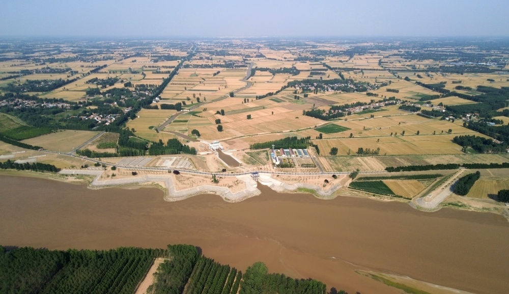 2024年6月19日，位于黃河高青段的馬扎子引黃閘開閘引水（無人機照片）。5月1日至6月18日，山東省累計啟用引黃閘63座，引黃河水量10.06億立方米，保障農(nóng)業(yè)灌溉需求。