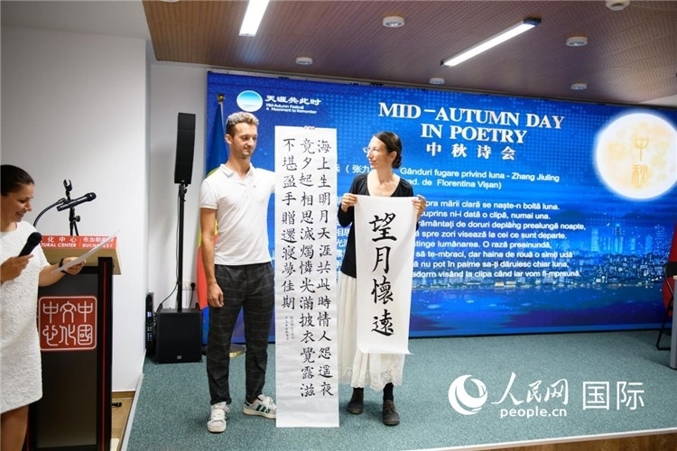 現(xiàn)場(chǎng)的羅馬尼亞書法愛好者書寫并展示作品。傅永山攝