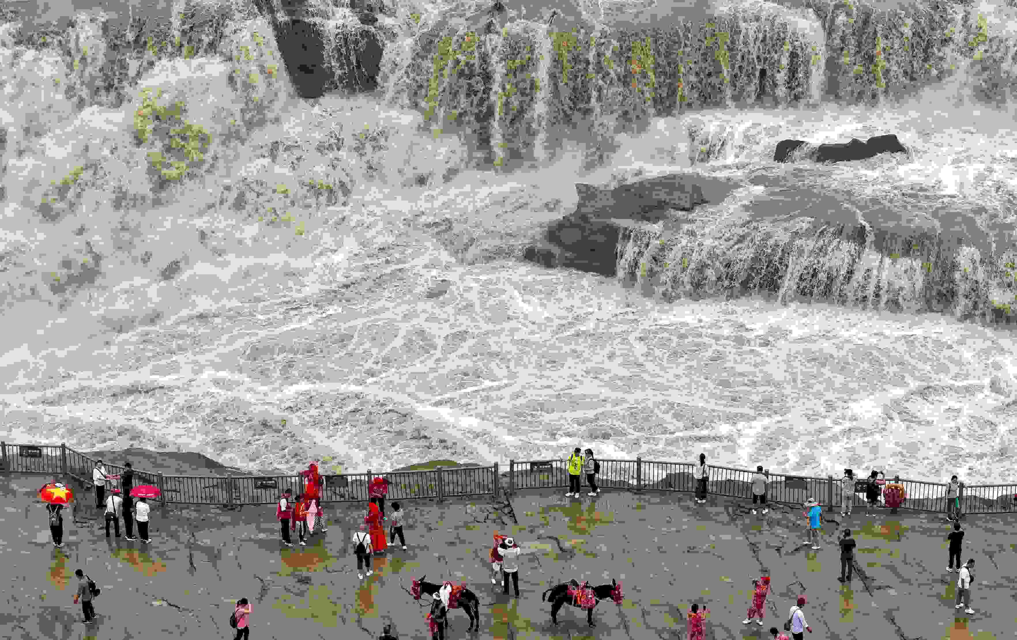 △9月9日，游客在黃河壺口瀑布景區(qū)游覽。