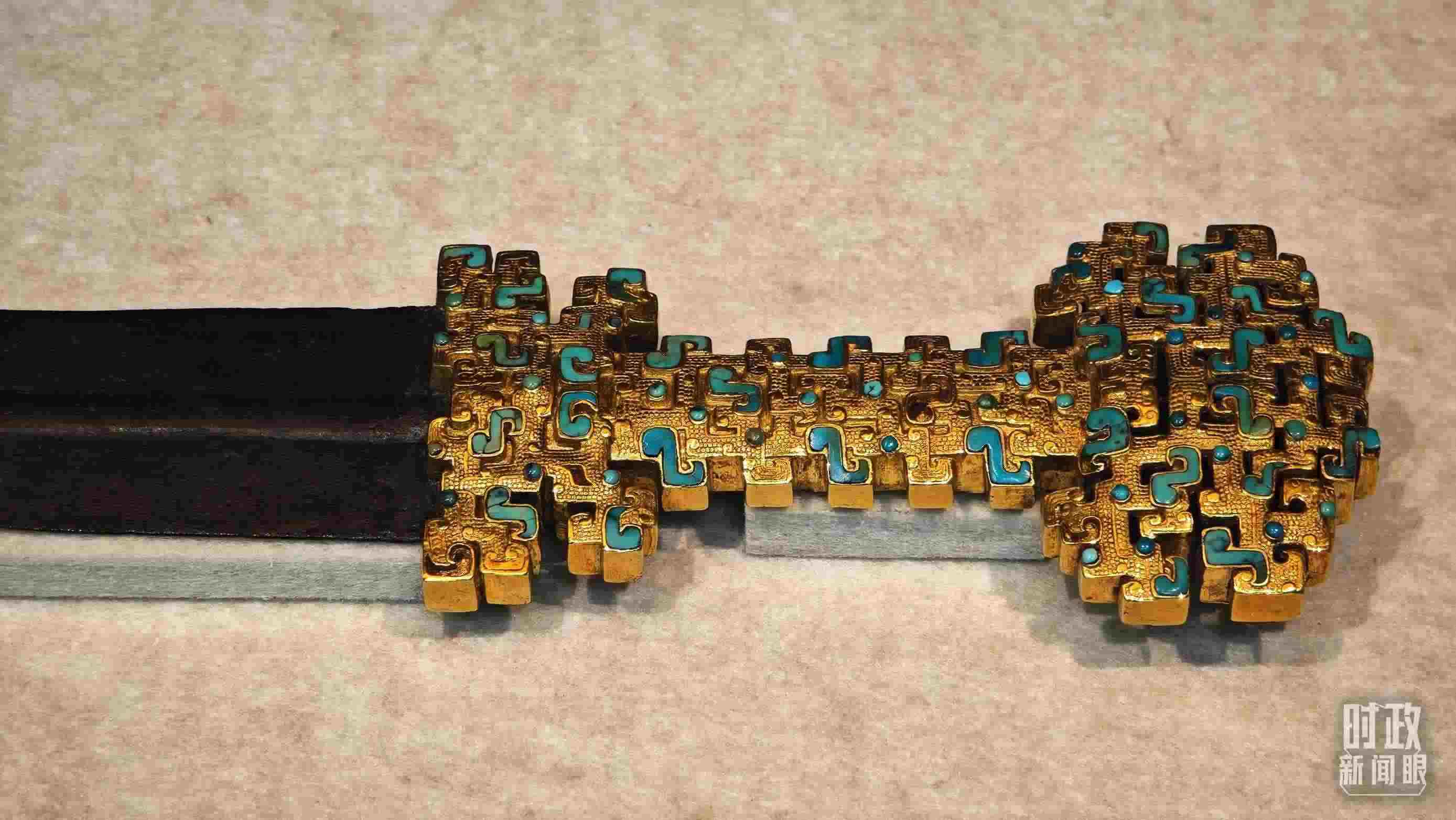 △這是1992年寶雞市益門二號墓出土的金柄鐵劍，劍柄嵌有綠松石。（總臺央視記者彭漢明拍攝）