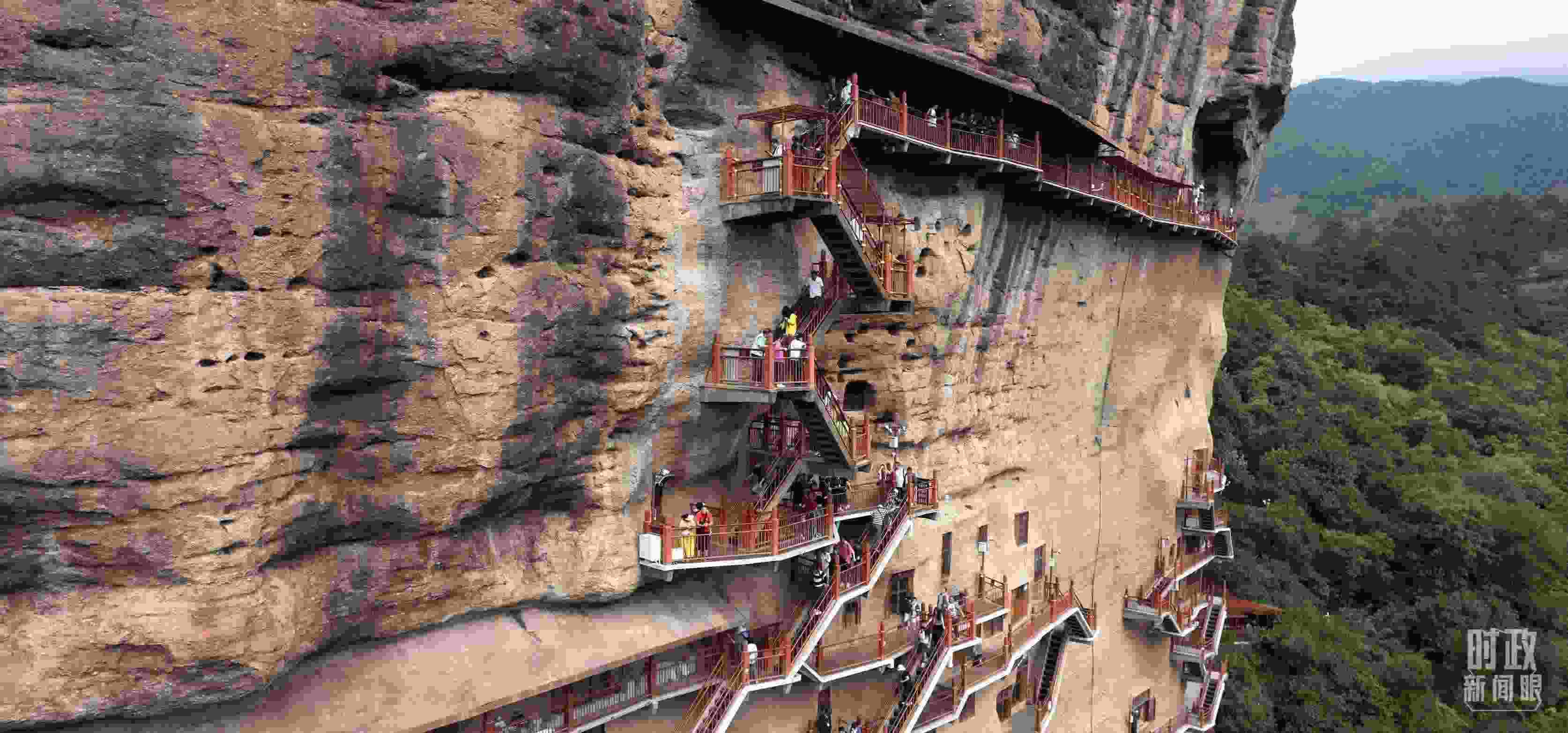 △麥積山石窟是國家5A級旅游景區(qū)，2024年上半年累計接待游客57萬人。（總臺國廣記者李晉拍攝）