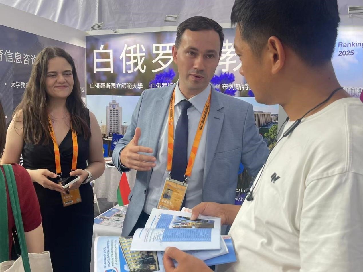 觀眾在展臺咨詢。人民網(wǎng)記者 何旭攝