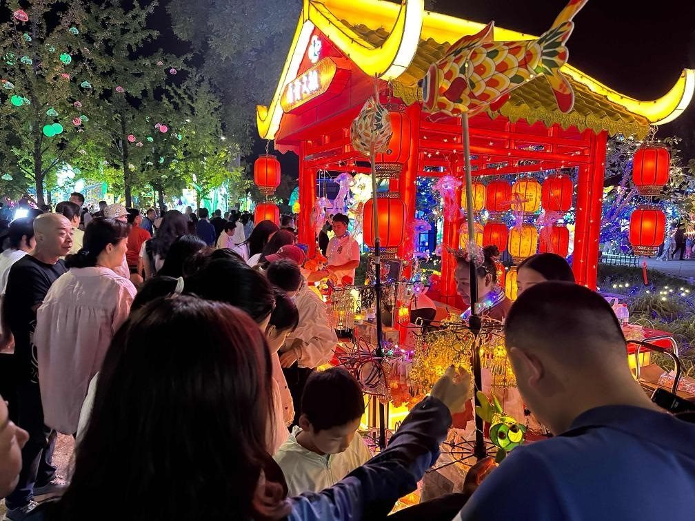 市民游客在2024年北京中秋國慶彩燈游園會上選購特色文創(chuàng)商品。新華社記者楊淑君 攝