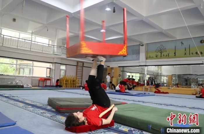 9月13日，美國雜技學(xué)員杰克正在中國“雜技之鄉(xiāng)”吳橋練習(xí)“蹬技”。 馬天龍 攝