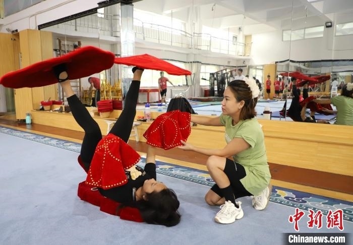 9月13日，來自老撾的紅姆(右)指導(dǎo)學(xué)員雜技動作。 馬天龍 攝