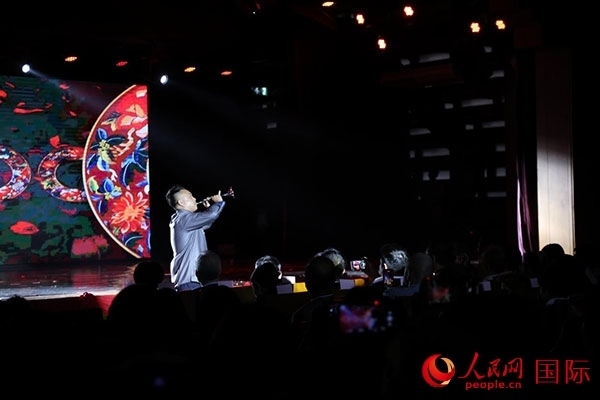 演出現(xiàn)場，演員帶來嗩吶獨(dú)奏《看秧歌》。人民網(wǎng)記者 楊一攝