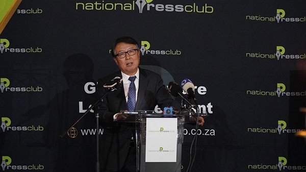 駐南非大使吳鵬出席中國(guó)駐南非使館同南國(guó)家新聞俱樂(lè)部聯(lián)合舉辦的中非合作論壇峰會(huì)成果宣介會(huì)并發(fā)表主旨講話。人民網(wǎng) 劉暢攝