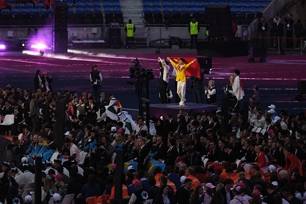 中國選手登上最高領(lǐng)獎臺。人民網(wǎng)記者 于超凡攝