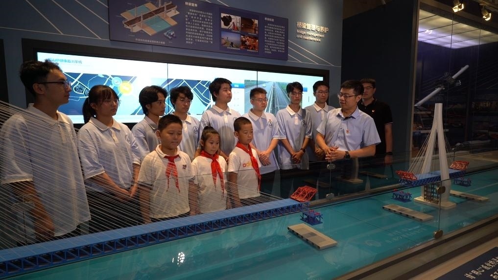 哈爾濱工業(yè)大學(xué)交通學(xué)院教師李順龍在中國橋梁博物館進(jìn)行課程思政與橋梁科普。新華社發(fā)（張潤 攝）