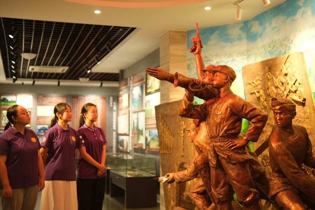 7月26日，南開大學(xué)實踐隊在環(huán)江革命陳列館了解毛南族人民在黨的領(lǐng)導(dǎo)下進(jìn)行革命斗爭的歷程。（受訪者供圖）