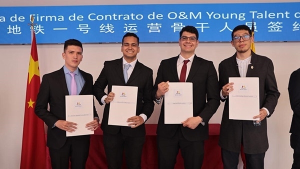 當(dāng)?shù)貢r(shí)間9月13日，40名哥倫比亞青年與中企承建運(yùn)營(yíng)的波哥大地鐵一號(hào)線項(xiàng)目簽約，不久將前往中國(guó)進(jìn)行為期15個(gè)月的專(zhuān)業(yè)地鐵知識(shí)培訓(xùn)。圖為部分學(xué)員在簽約儀式上展示所簽的協(xié)議。 波哥大地鐵一號(hào)線項(xiàng)目供圖