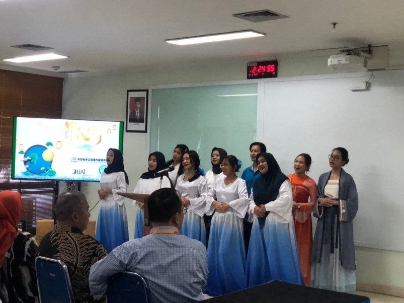 阿拉扎大學(xué)中文系學(xué)生演唱中文歌曲?；顒?dòng)主辦方供圖