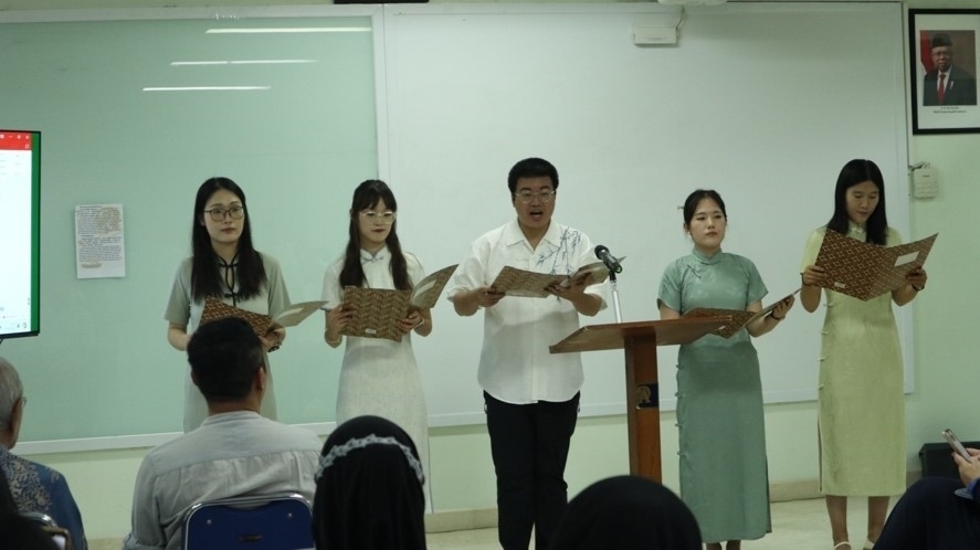 阿拉扎大學(xué)孔子學(xué)院志愿者教師表演詩朗誦?；顒?dòng)主辦方供圖