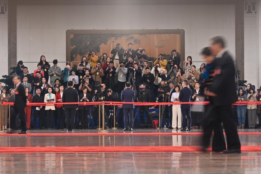 2024年3月10日，全國政協(xié)十四屆二次會議第三場“委員通道”集體采訪活動在北京人民大會堂舉行。新華社記者 宋為偉 攝