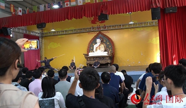 日本少林寺拳法青年代表團(tuán)觀看少林拳表演。人民網(wǎng)記者 張麗婭攝