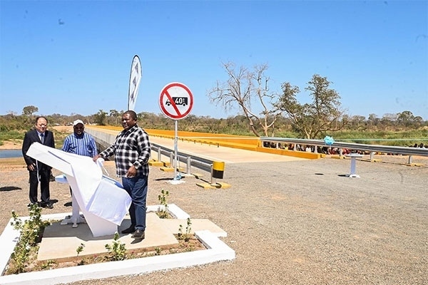 莫桑比克總統(tǒng)菲利佩·雅辛托·紐西（右）出席大橋通車儀式。中國電建供圖