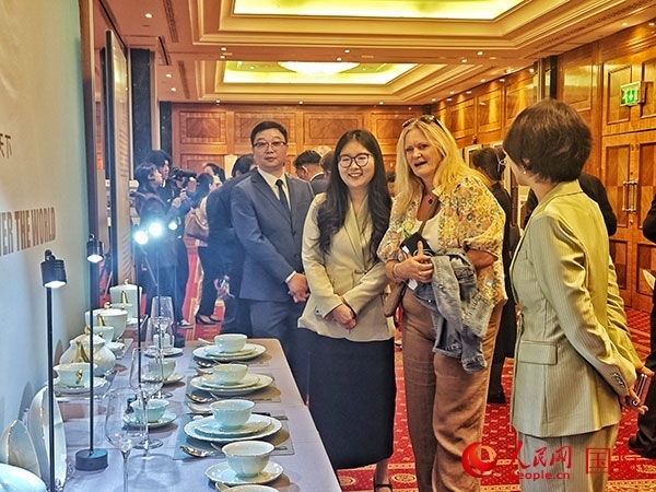 英國觀眾參觀“景德鎮(zhèn)制”區(qū)域品牌新品。人民網(wǎng)記者 邢雪攝
