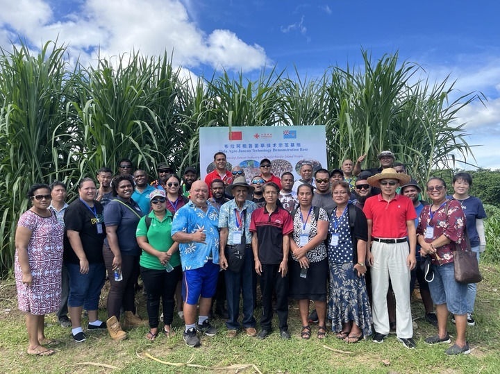 2024年2月28日，來自巴布亞新幾內亞、湯加、庫克群島、薩摩亞、瑙魯等國家的“太平洋島國菌草技術培訓班”學員在斐濟布拉阿格魯菌草技術示范基地合影。新華社發(fā)（中國援斐濟菌草技術示范中心供圖）