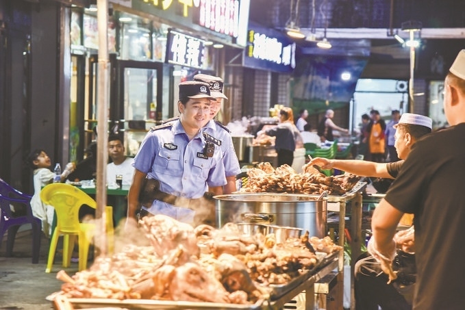 8月9日，甘肅省華亭市公安局組織民警輔警在夜市開展巡邏檢查。張亞強攝