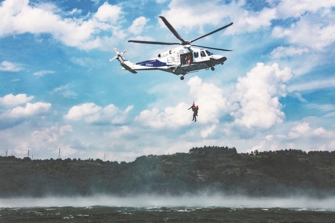 ▼7月17日，浙江省新昌縣公安局聯(lián)合浙江省公安廳警務航空隊在長詔水庫水域及周邊開展救援演練。王樟林攝