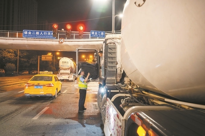 7月25日，陜西省西安市公安局交警支隊開展全市中重型貨車及面包車違法異地互查整治行動。孫崇明攝